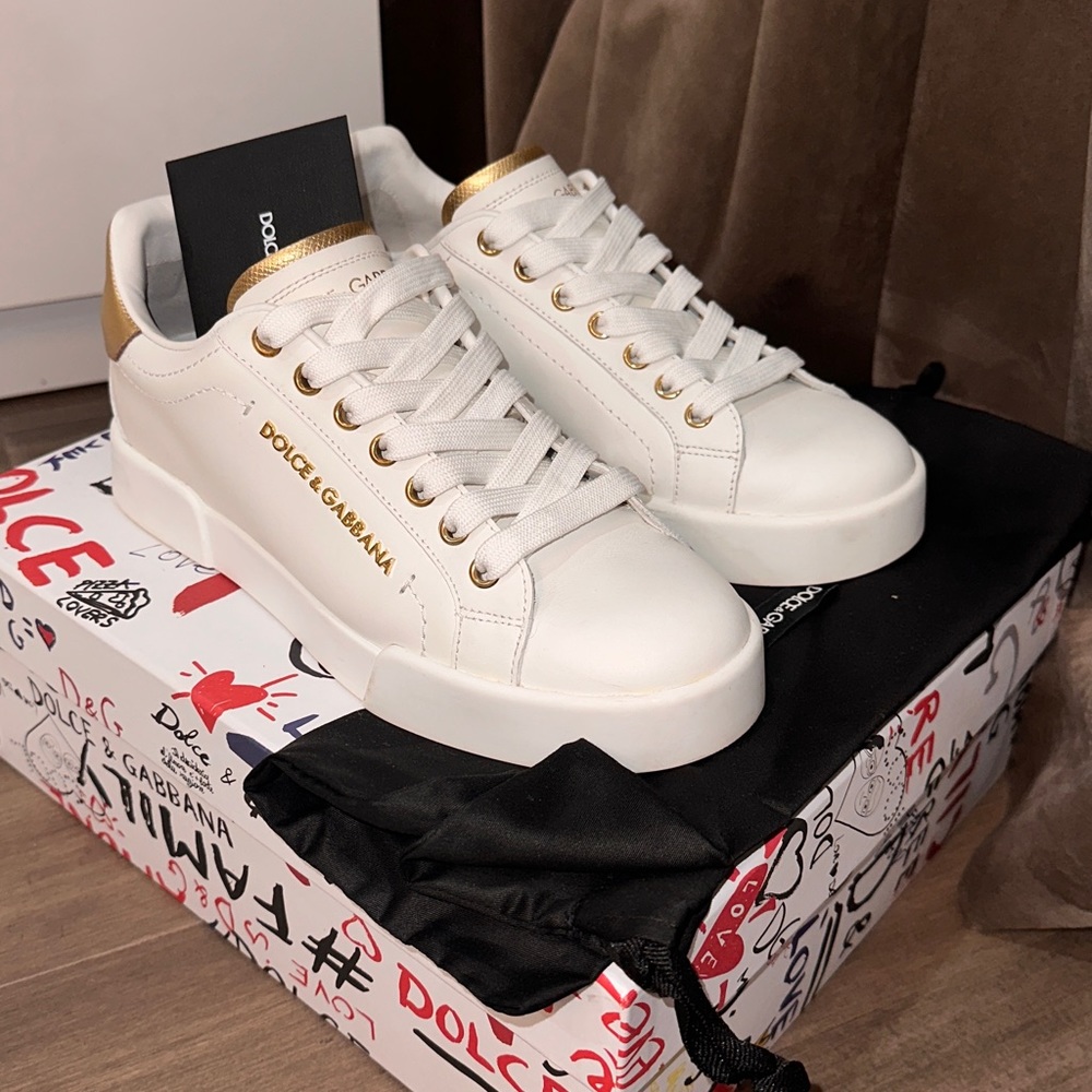 Dolce & Cabana White and Gold Portofino size 7.5 runs half a size smaller.